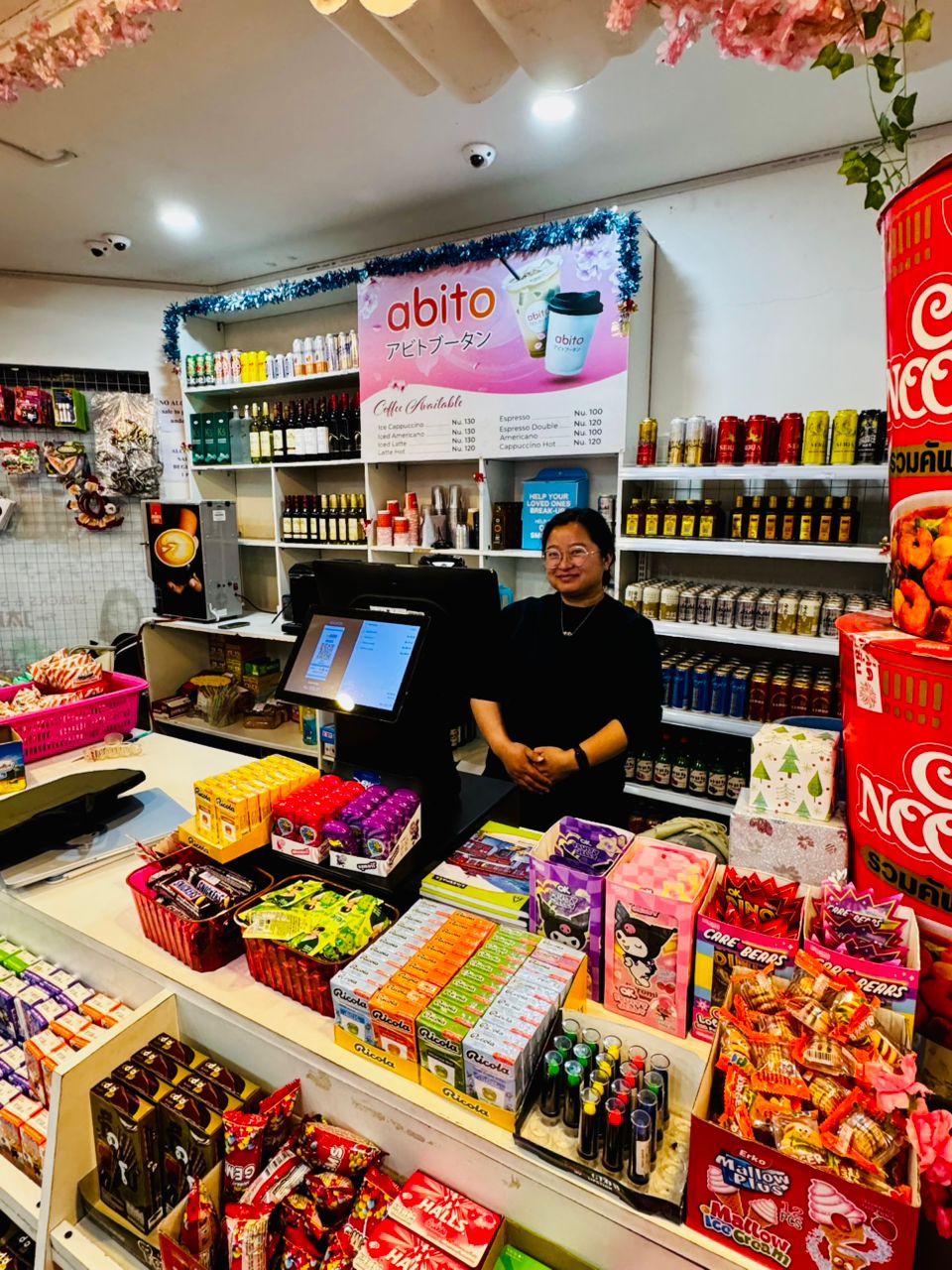 Abito store counter with aBitPOS system and product shelves